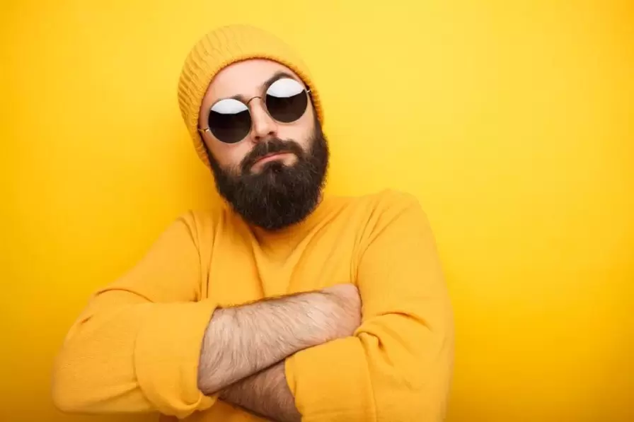 brutaler Mann, der seinen Penis dicker machte