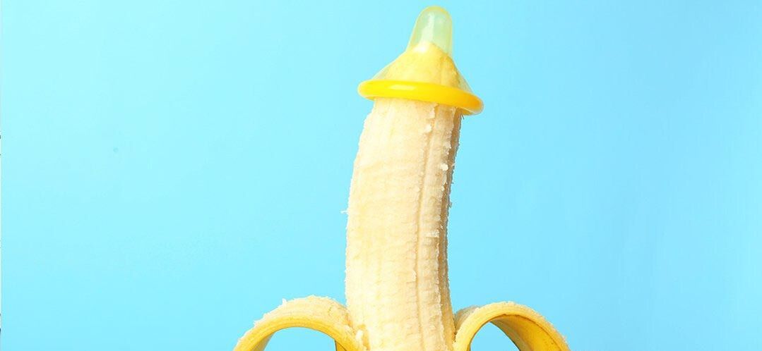 Banane im Kondom als Imitation einer Penisvergrößerung ohne OP
