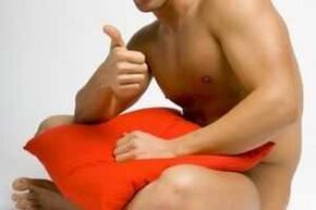 Ein Mann bereitet sich auf Jelq vor - Penisvergrößerungsübung