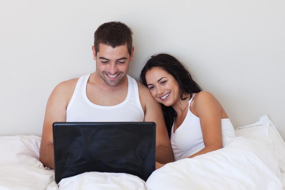 Ein junges Paar liest Rezensionen über die Verwendung externer Heilmittel zur Penisvergrößerung